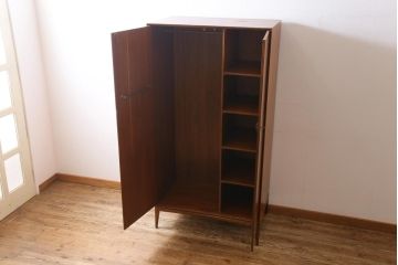 ヴィンテージ家具　北欧ビンテージ　チーク材　Mackintosh(マッキントッシュ)　レア物　スタイリッシュな雰囲気漂うワードローブ(収納棚)