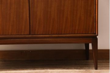 ヴィンテージ家具　北欧ビンテージ　チーク材　Mackintosh(マッキントッシュ)　レア物　スタイリッシュな雰囲気漂うワードローブ(収納棚)