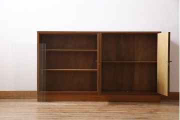 ヴィンテージ家具　北欧ビンテージ　ディスプレイも楽しめる温かな雰囲気のキャビネット(収納棚)