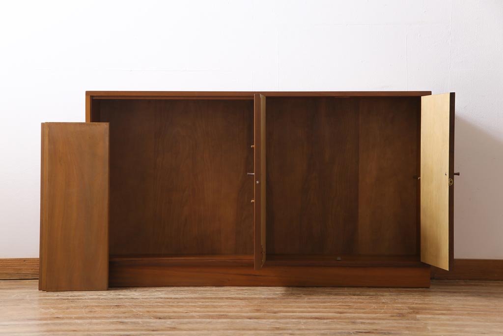 ヴィンテージ家具　北欧ビンテージ　ディスプレイも楽しめる温かな雰囲気のキャビネット(収納棚)