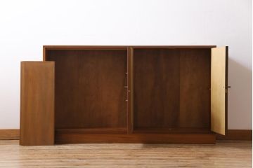 ヴィンテージ家具　北欧ビンテージ　ディスプレイも楽しめる温かな雰囲気のキャビネット(収納棚)