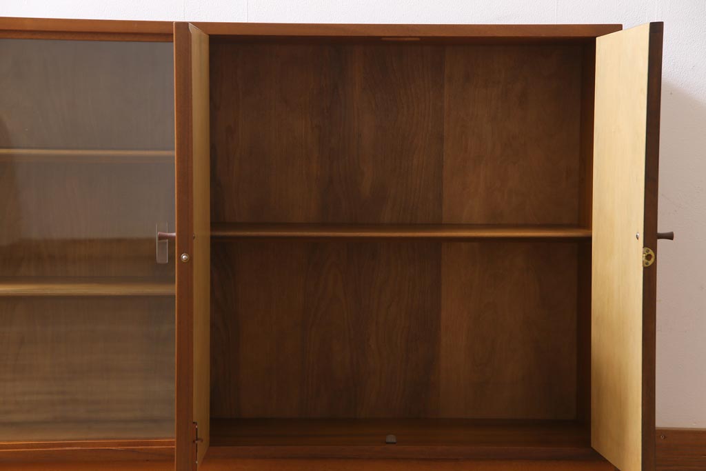 ヴィンテージ家具　北欧ビンテージ　ディスプレイも楽しめる温かな雰囲気のキャビネット(収納棚)