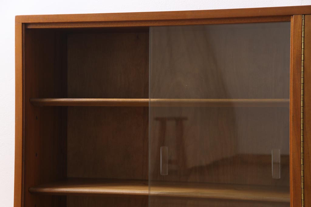 ヴィンテージ家具　北欧ビンテージ　ディスプレイも楽しめる温かな雰囲気のキャビネット(収納棚)