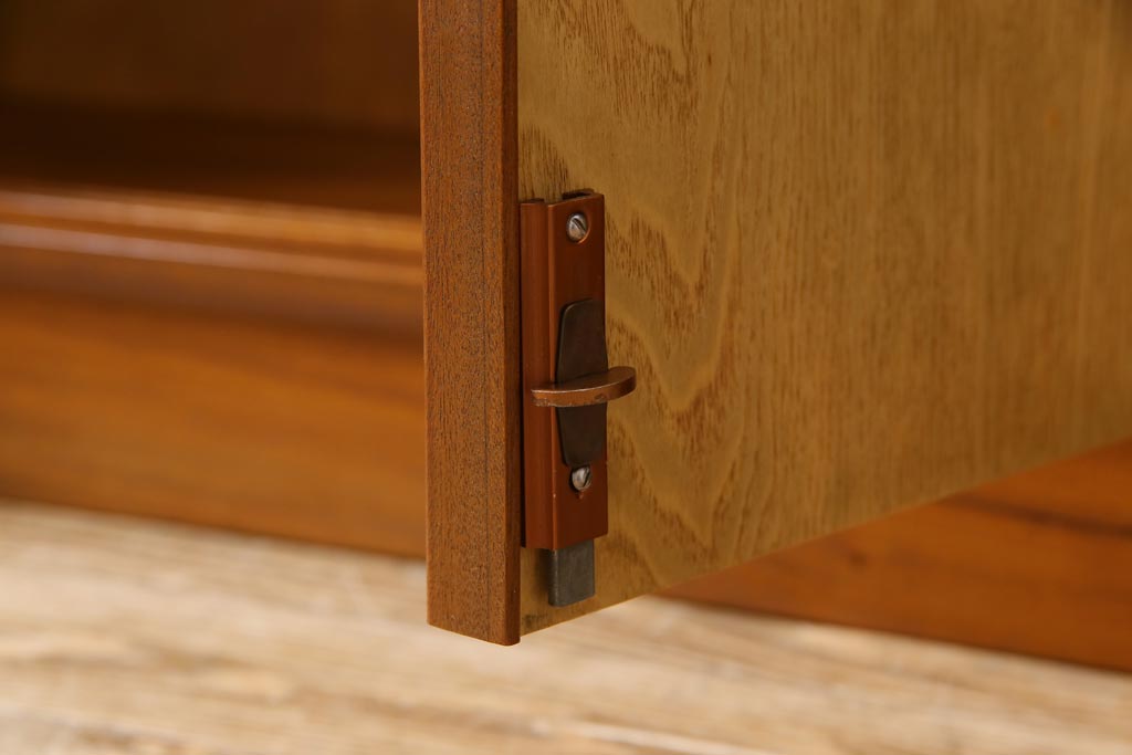 ヴィンテージ家具　北欧ビンテージ　ディスプレイも楽しめる温かな雰囲気のキャビネット(収納棚)