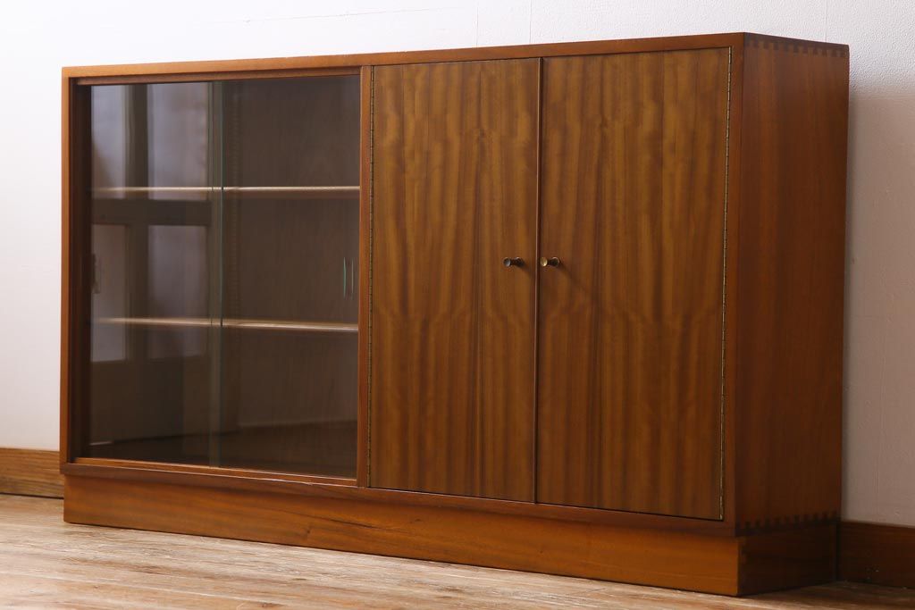 ヴィンテージ家具　北欧ビンテージ　ディスプレイも楽しめる温かな雰囲気のキャビネット(収納棚)