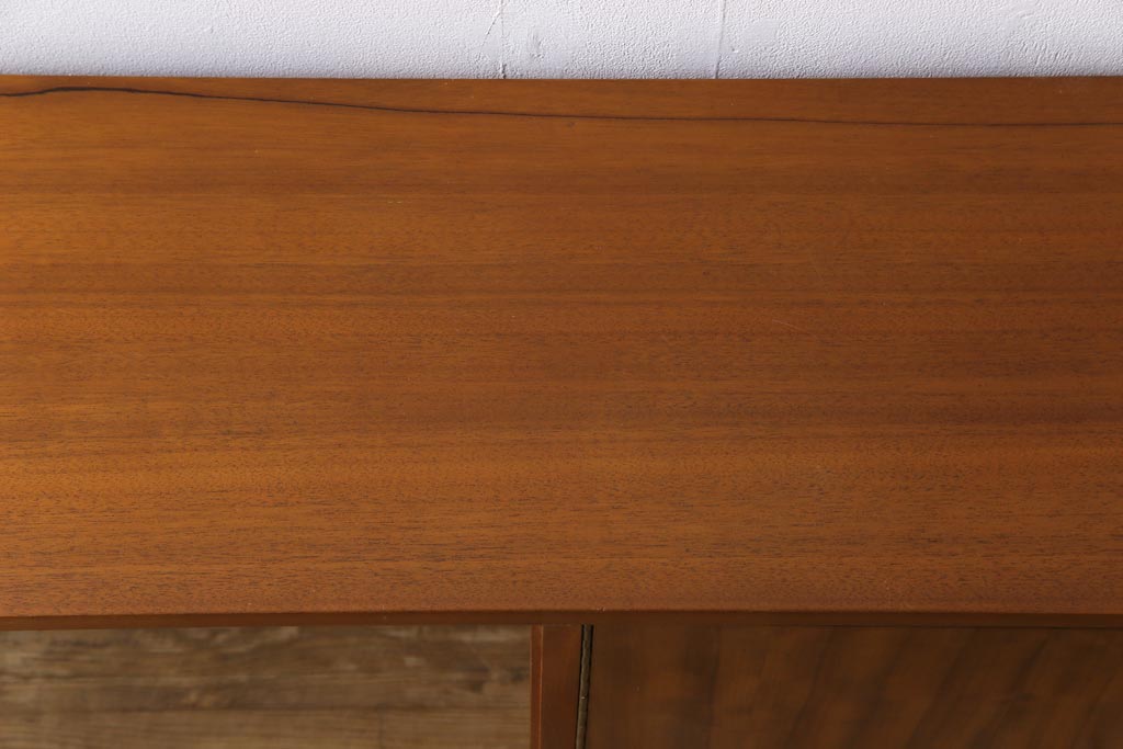 ヴィンテージ家具　北欧ビンテージ　ディスプレイも楽しめる温かな雰囲気のキャビネット(収納棚)