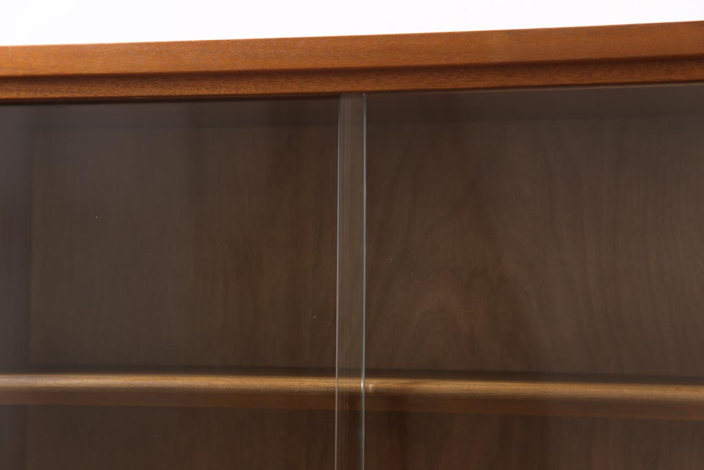 ヴィンテージ家具　北欧ビンテージ　ディスプレイも楽しめる温かな雰囲気のキャビネット(収納棚)