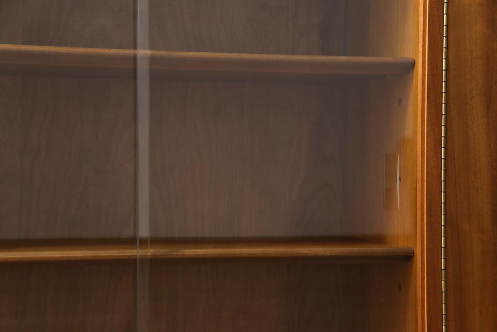 ヴィンテージ家具　北欧ビンテージ　ディスプレイも楽しめる温かな雰囲気のキャビネット(収納棚)