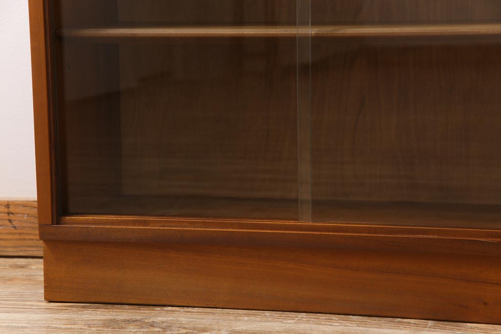 ヴィンテージ家具　北欧ビンテージ　ディスプレイも楽しめる温かな雰囲気のキャビネット(収納棚)