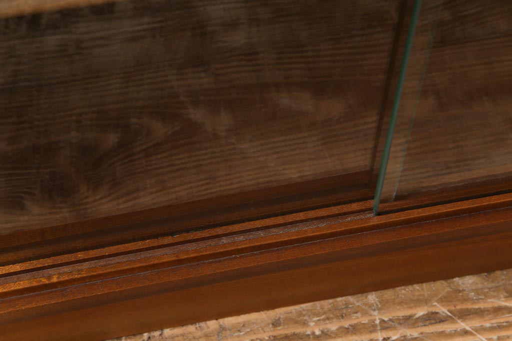 ヴィンテージ家具　北欧ビンテージ　ディスプレイも楽しめる温かな雰囲気のキャビネット(収納棚)