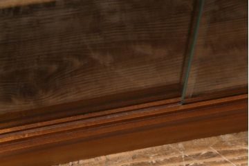 ヴィンテージ家具　北欧ビンテージ　ディスプレイも楽しめる温かな雰囲気のキャビネット(収納棚)