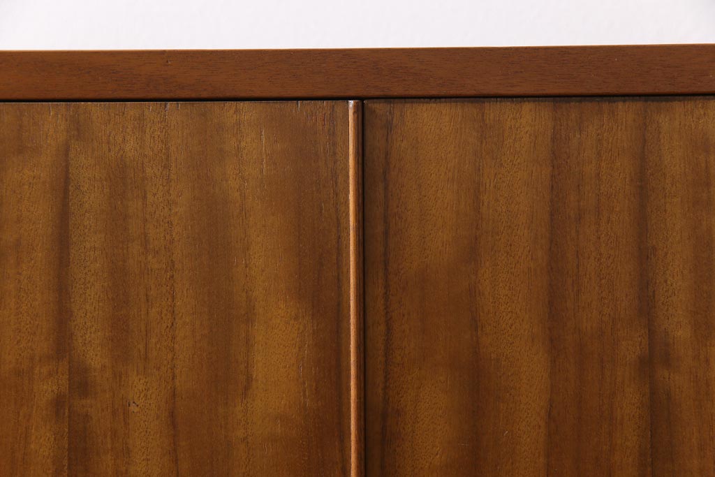 ヴィンテージ家具　北欧ビンテージ　ディスプレイも楽しめる温かな雰囲気のキャビネット(収納棚)