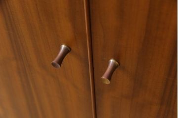 ヴィンテージ家具　北欧ビンテージ　ディスプレイも楽しめる温かな雰囲気のキャビネット(収納棚)