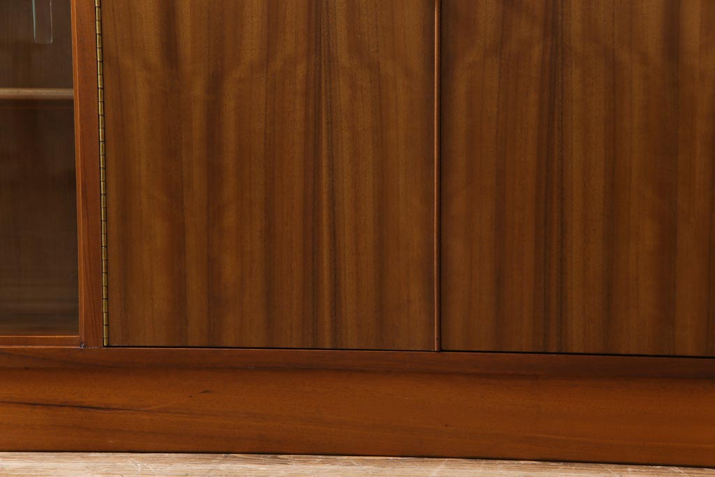 ヴィンテージ家具　北欧ビンテージ　ディスプレイも楽しめる温かな雰囲気のキャビネット(収納棚)