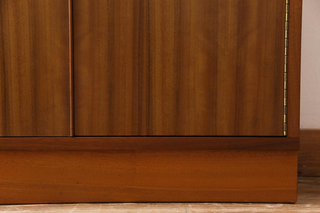 ヴィンテージ家具　北欧ビンテージ　ディスプレイも楽しめる温かな雰囲気のキャビネット(収納棚)