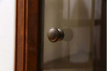 フランスビンテージ　曲線のデザインがエレガントなガラスケース(サイドキャビネット)(定価約20万円)