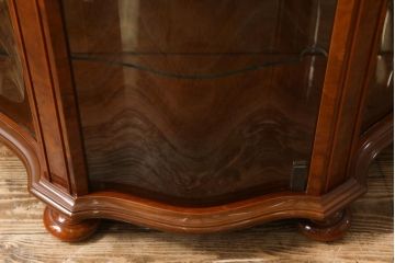 フランスビンテージ　曲線のデザインがエレガントなガラスケース(サイドキャビネット)(定価約20万円)