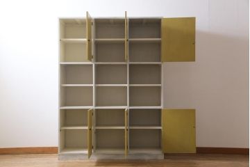 リメイク家具　アンティーク風のペイントがシャビーな雰囲気醸し出す収納棚(戸棚、陳列棚、キャビネット、店舗什器)(R-032617)