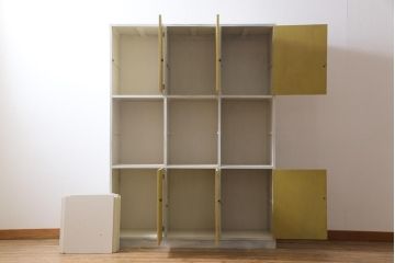 リメイク家具　アンティーク風のペイントがシャビーな雰囲気醸し出す収納棚(戸棚、陳列棚、キャビネット、店舗什器)(R-032617)