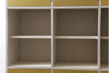 リメイク家具　アンティーク風のペイントがシャビーな雰囲気醸し出す収納棚(戸棚、陳列棚、キャビネット、店舗什器)(R-032617)