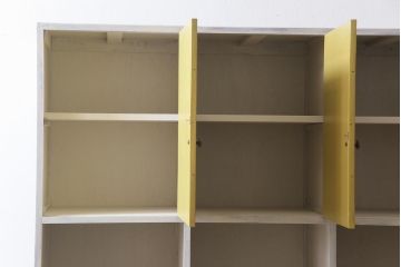 リメイク家具　アンティーク風のペイントがシャビーな雰囲気醸し出す収納棚(戸棚、陳列棚、キャビネット、店舗什器)(R-032617)