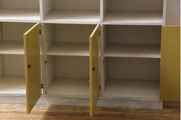 リメイク家具　アンティーク風のペイントがシャビーな雰囲気醸し出す収納棚(戸棚、陳列棚、キャビネット、店舗什器)(R-032617)