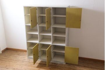 リメイク家具　アンティーク風のペイントがシャビーな雰囲気醸し出す収納棚(戸棚、陳列棚、キャビネット、店舗什器)(R-032617)