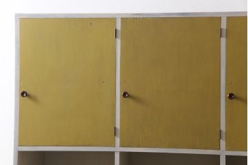 リメイク家具　アンティーク風のペイントがシャビーな雰囲気醸し出す収納棚(戸棚、陳列棚、キャビネット、店舗什器)(R-032617)