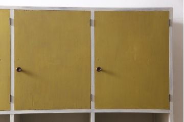 リメイク家具　アンティーク風のペイントがシャビーな雰囲気醸し出す収納棚(戸棚、陳列棚、キャビネット、店舗什器)(R-032617)