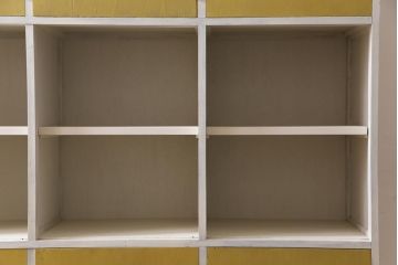 リメイク家具　アンティーク風のペイントがシャビーな雰囲気醸し出す収納棚(戸棚、陳列棚、キャビネット、店舗什器)(R-032617)