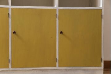 リメイク家具　アンティーク風のペイントがシャビーな雰囲気醸し出す収納棚(戸棚、陳列棚、キャビネット、店舗什器)(R-032617)