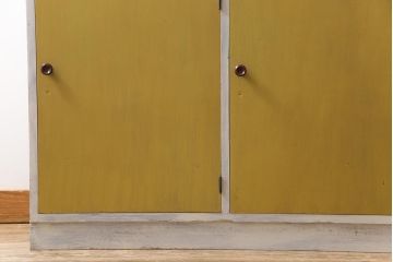 リメイク家具　アンティーク風のペイントがシャビーな雰囲気醸し出す収納棚(戸棚、陳列棚、キャビネット、店舗什器)(R-032617)