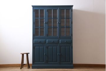 中古　北海道民芸　ペイント家具　シックでクールな雰囲気がお洒落な食器棚(収納棚、カップボード、キャビネット)