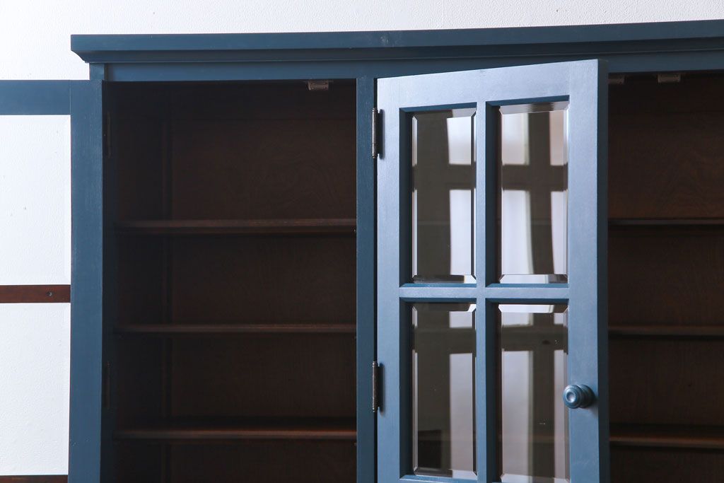 中古　北海道民芸　ペイント家具　シックでクールな雰囲気がお洒落な食器棚(収納棚、カップボード、キャビネット)