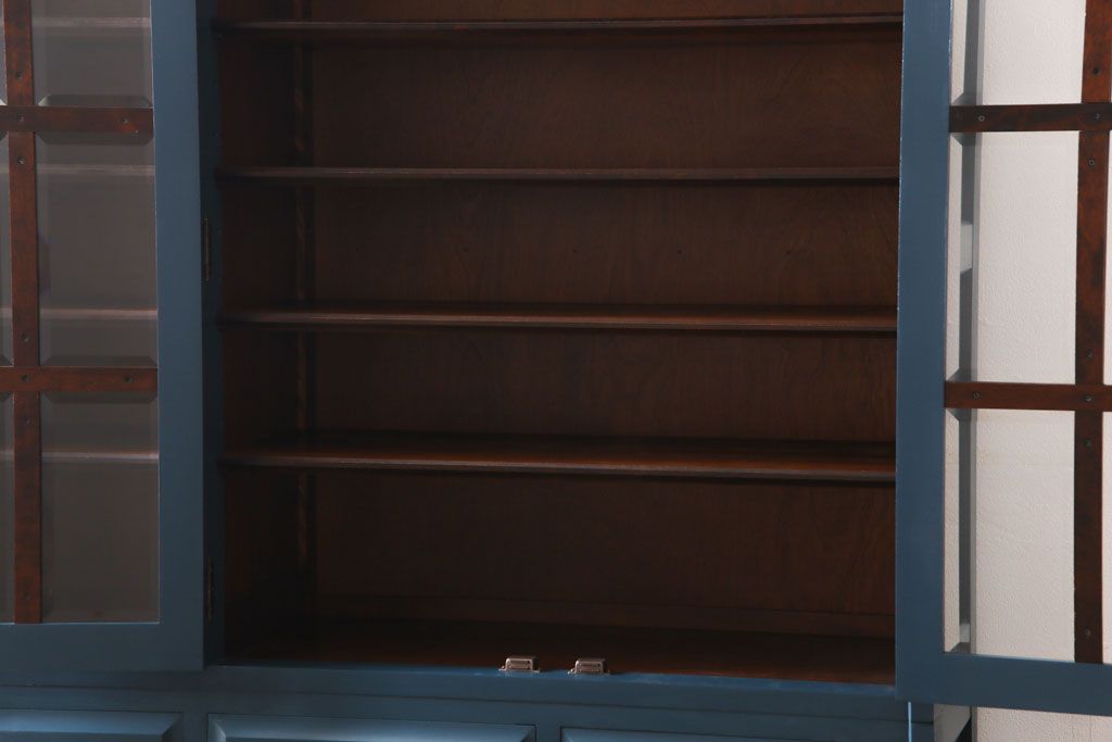 中古　北海道民芸　ペイント家具　シックでクールな雰囲気がお洒落な食器棚(収納棚、カップボード、キャビネット)