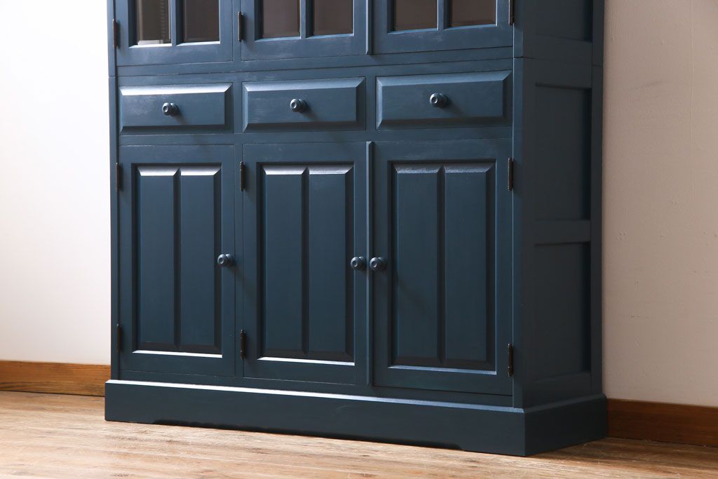 中古　北海道民芸　ペイント家具　シックでクールな雰囲気がお洒落な食器棚(収納棚、カップボード、キャビネット)