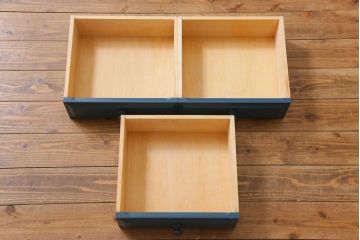 中古　北海道民芸　ペイント家具　シックでクールな雰囲気がお洒落な食器棚(収納棚、カップボード、キャビネット)