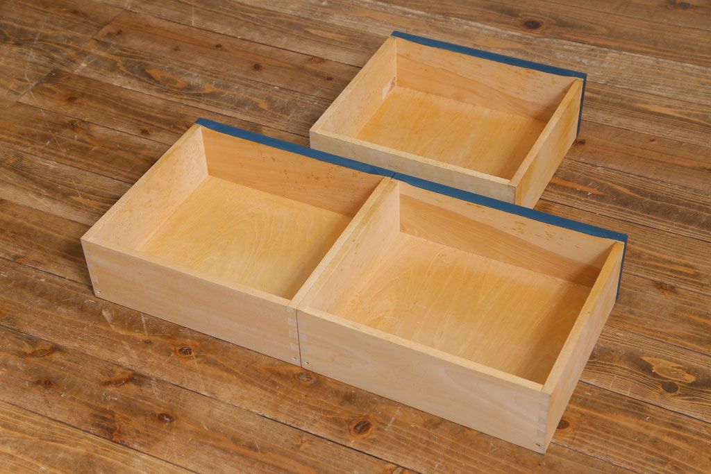 中古　北海道民芸　ペイント家具　シックでクールな雰囲気がお洒落な食器棚(収納棚、カップボード、キャビネット)