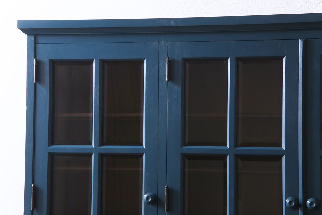 中古　北海道民芸　ペイント家具　シックでクールな雰囲気がお洒落な食器棚(収納棚、カップボード、キャビネット)