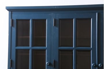 中古　北海道民芸　ペイント家具　シックでクールな雰囲気がお洒落な食器棚(収納棚、カップボード、キャビネット)