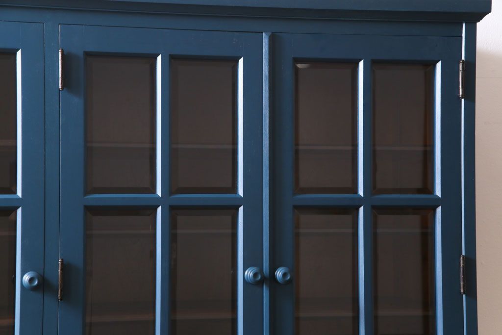 中古　北海道民芸　ペイント家具　シックでクールな雰囲気がお洒落な食器棚(収納棚、カップボード、キャビネット)