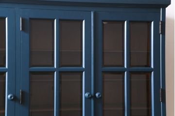 中古　北海道民芸　ペイント家具　シックでクールな雰囲気がお洒落な食器棚(収納棚、カップボード、キャビネット)