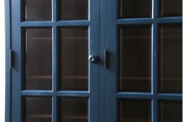 中古　北海道民芸　ペイント家具　シックでクールな雰囲気がお洒落な食器棚(収納棚、カップボード、キャビネット)