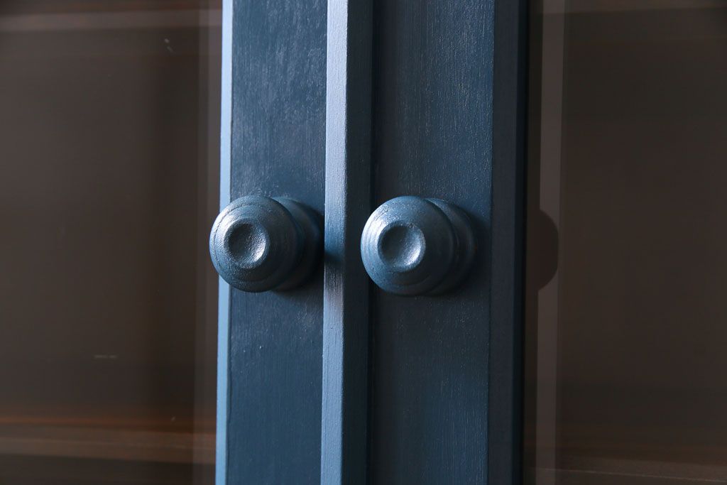 中古　北海道民芸　ペイント家具　シックでクールな雰囲気がお洒落な食器棚(収納棚、カップボード、キャビネット)