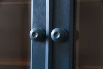 中古　北海道民芸　ペイント家具　シックでクールな雰囲気がお洒落な食器棚(収納棚、カップボード、キャビネット)