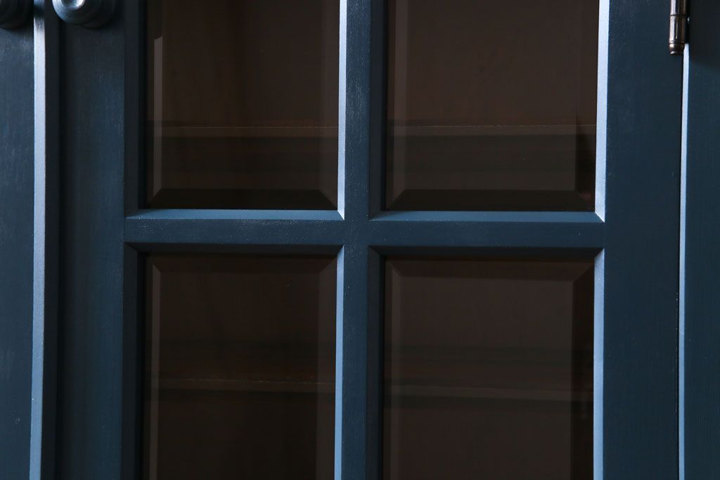 中古　北海道民芸　ペイント家具　シックでクールな雰囲気がお洒落な食器棚(収納棚、カップボード、キャビネット)