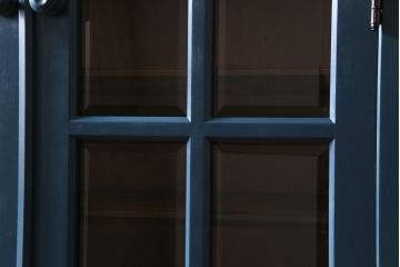 中古　北海道民芸　ペイント家具　シックでクールな雰囲気がお洒落な食器棚(収納棚、カップボード、キャビネット)