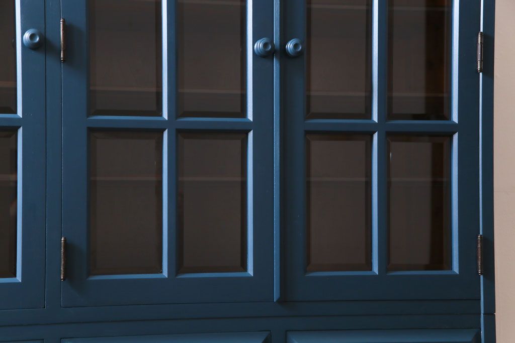 中古　北海道民芸　ペイント家具　シックでクールな雰囲気がお洒落な食器棚(収納棚、カップボード、キャビネット)