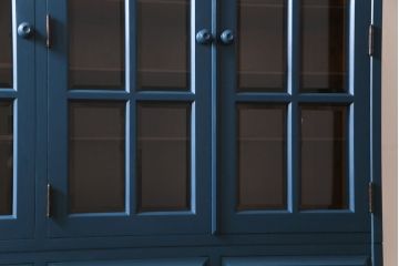 中古　北海道民芸　ペイント家具　シックでクールな雰囲気がお洒落な食器棚(収納棚、カップボード、キャビネット)