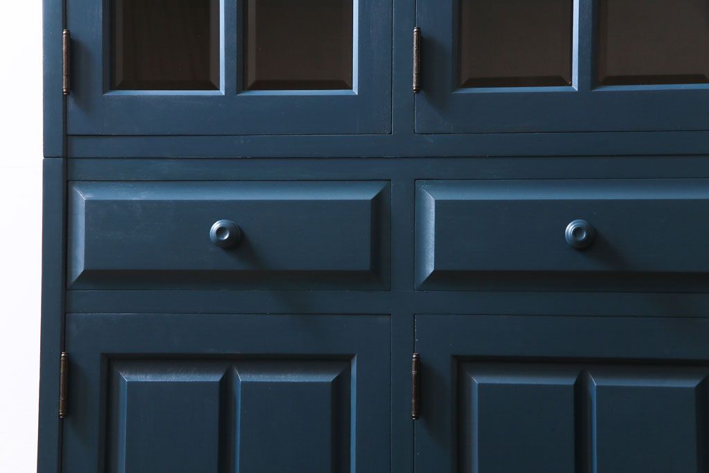 中古　北海道民芸　ペイント家具　シックでクールな雰囲気がお洒落な食器棚(収納棚、カップボード、キャビネット)